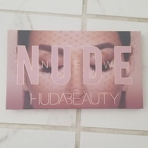 Huda Beauty nude pallette